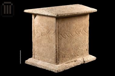 Λίθινη ορθογώνια τεφροδόχος κάλπη από το Φράγμα Καλαμά