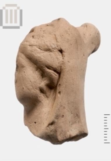 Κεφαλή πήλινου ειδωλίου γυναικείας μορφής από το Δυμόκαστρο
