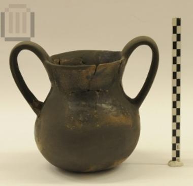 Αγγείο με κάθετες υπερυψωμένες λαβές