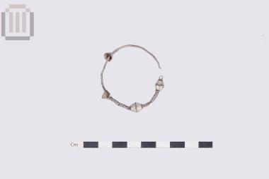 Αργυρό ενώτιο από την Κορύτιανη