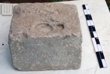 Ενεπίγραφη βάση