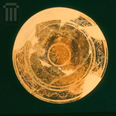 Πήλινο μελαμβαφές πινάκιο από την Κορύτιανη