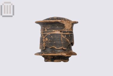 Πήλινη μελαμβαφής κυλινδρική πυξίδα με πώμα, από τα Μάρμαρα