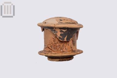 Πήλινη μελαμβαφής κυλινδρική πυξίδα με πώμα, από τα Μάρμαρα