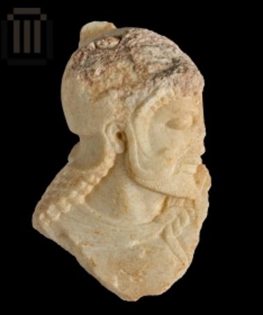 Τμήμα μαρμάρινης κεφαλής απο το γλυπτό διάκοσμο του θησαυρού των Μασσαλιωτών