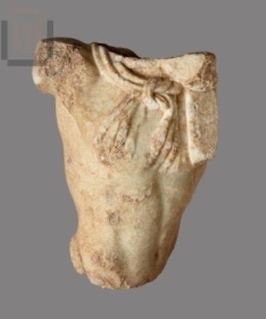 Τμήμα μαρμάρινου ανδρικού κορμού από τις μεγάλες μετόπες της Θόλου