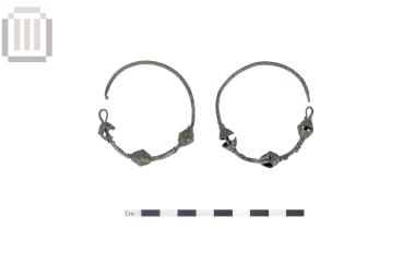 Ζεύγος χάλκινων ενωτίων από την Κορύτιανη