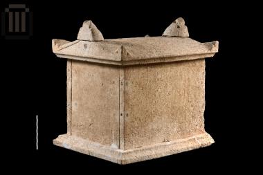 Λίθινη ναϊσκόμορφη τεφροδόχος κάλπη από το Φράγμα Καλαμά