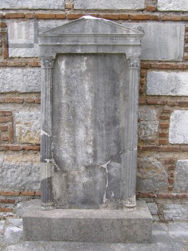 Ναϊσκόμορφη ενεπίγραφη επιτύμβια στήλη