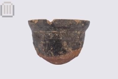 Πήλινος μελαμβαφής μεγαρικός σκύφος από το Φράγμα Καλαμά