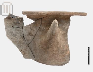 Τμήμα πήλινου ευρύστομου χειροποίητου αγγείου από τα Μαυρομαντίλια Προδρομίου