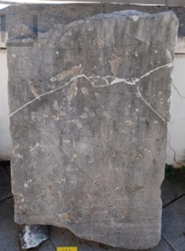 Επάνω τμήμα στήλης από ασβεστόλιθο