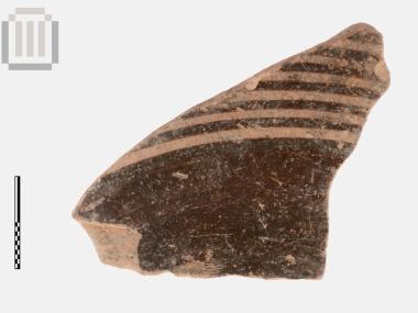 Όστρακο γεωμετρικού αγγείου με γραπτή γραμμική διακόσμηση από τα Μαυρομαντίλια Προδρομίου