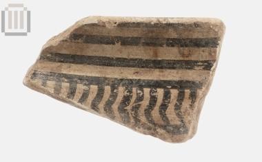 Όστρακο αγγείου με γεωμετρική διακόσμηση από τα Μαυρομαντίλια Προδρομίου