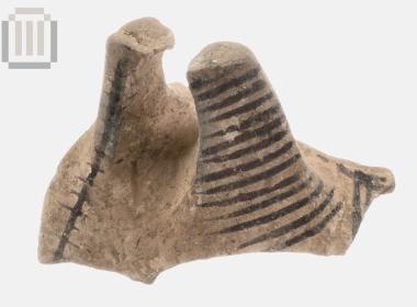 Τμήμα λαβής αγγείου αμαυρόχρωμης κεραμικής από τα Μαυρομαντίλια Προδρομίου