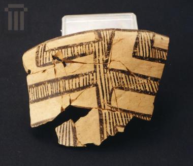 Τμήμα φιάλης με μοτίβο ρυθμού «Κλασικού Διμηνίου»