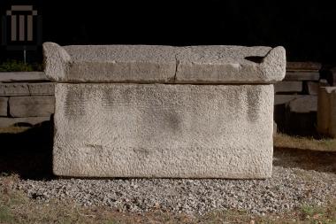 Μαρμάρινη σαρκοφάγος με κάλυμμα