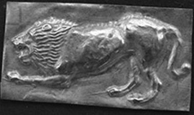 Χρυσό πλακίδιο με έκτυπη παράσταση λιονταριού από τη διακόσμηση ξίφους