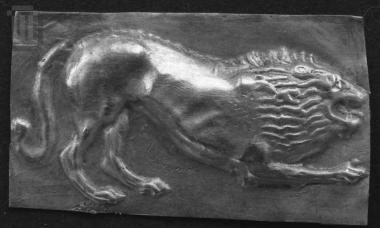 Χρυσό πλακίδιο με έκτυπη παράσταση λιονταριού από τη διακόσμηση ξίφους