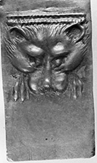 Χρυσό πλακίδιο με έκτυπη παράσταση προτομής λιονταριού από τη διακόσμηση ξίφους