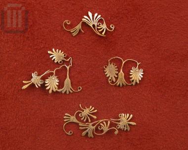 Τέσσερα χρυσά τμήματα συνδυασμού χρυσών ανθεμίων, ελίκων και λωτανθών από τη διακόσμηση ξίφους