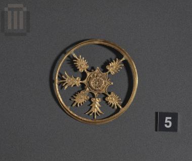 Χρυσός κρίκος με ανθέμια από τη διακόσμηση της λαβής ξίφους