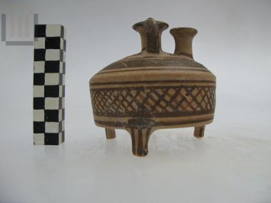 Τριποδικός ψευδόστομος αμφορέας