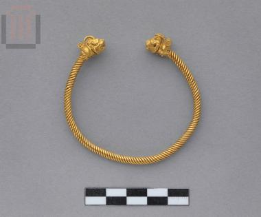 Χρυσό ψέλιο από στρεπτό στέλεχος που καταλήγει σε κεφάλια κερασφόρου λύγκα