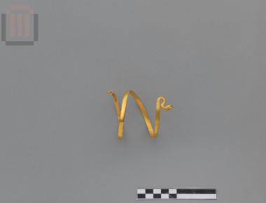 Χρυσό ψέλιο σε σχήμα συσπειρωμένου φιδιού