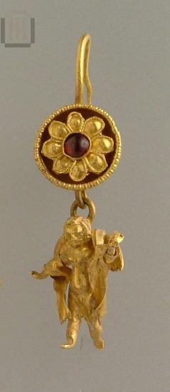 Χρυσό ενώτιο με Ερωτιδέα εξαρτημένο από οκτάφυλλο ρόδακα