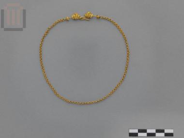 Χρυσό περιδέραιο που καταλήγει σε κεφαλές ταύρων