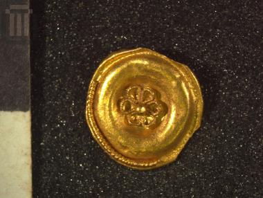 Χρυσή ασπιδόσχημη ψήφος περιδεραίου