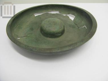 Χάλκινη ενεπίγραφη ομφαλωτή φιάλη