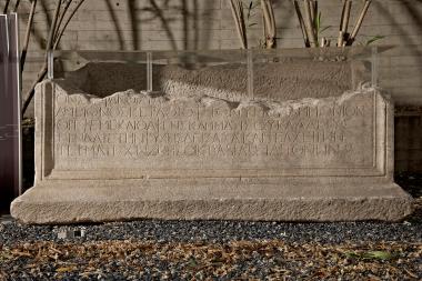 Μαρμάρινη ενεπίγραφη σαρκοφάγος