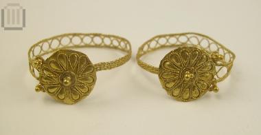 Ζεύγος χρυσών ταινιωτών ενωτίων