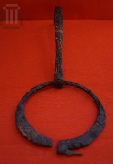 Iron strigil with hoop