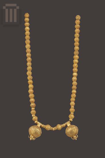 Δύο χρυσά περίαπτα σε σχήμα ροδιού από περιδέραιο