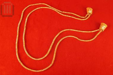 Χρυσό κόσμημα κεφαλής από δύο σειρές συσπειρωμένων συρμάτων (συρίγγων)