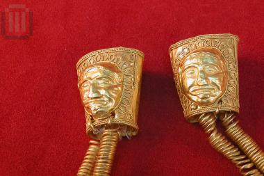 Δύο χρυσές κυλινδρικές ψήφοι ως απολήξεις του χρυσού κοσμήματος κεφαλής ΜΘ 7968