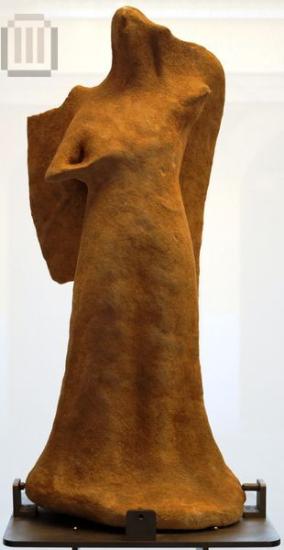 Μαρμάρινη ημίεργη φτερωτή γυναικεία μορφή