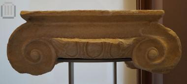 Μαρμάρινο ιωνικό κιονόκρανο