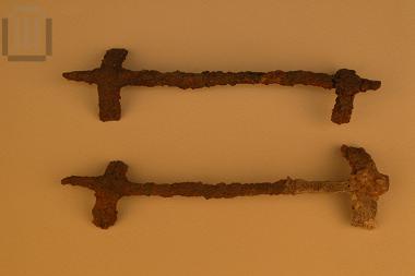 Δύο σιδερένια ομοιώματα στηριγμάτων οβελών για το ψήσιμο των κρεάτων (κρατευτές)