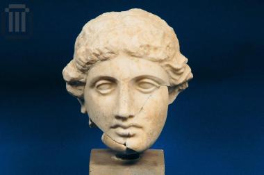 Μαρμάρινη γυναικεία κεφαλή (γλυπτός διάκοσμος αετώματος)