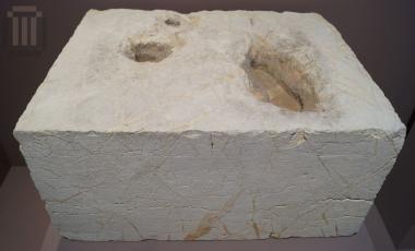 Λίθινο ενεπίγραφο βάθρο αγάλματος