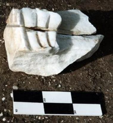 Συνανήκοντα τμήματα μαρμάρινης πλάκας