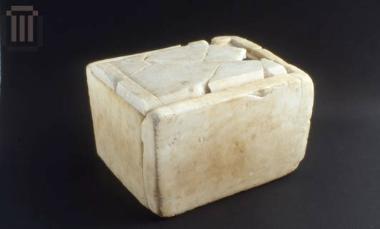 Ορθογώνιο κιβωτίδιο από το εγκαίνιο της βασιλικής στην οδό Γ΄ Σεπτεμβρίου