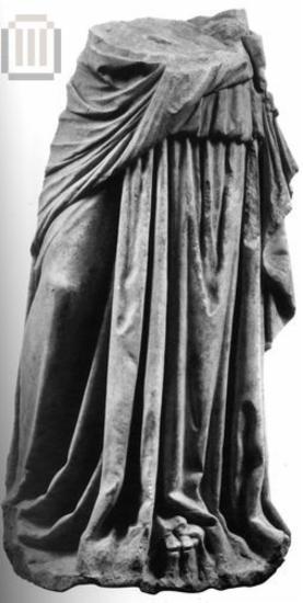 Άγαλμα γυναικείας ντυμένης μορφής