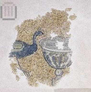 Εντοίχιο ψηφιδωτό με λεκάνη και παγώνι