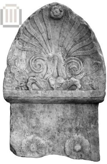 Τμήμα ενεπίγραφης επιτύμβιας στήλης με ανθεμωτή επίστεψη