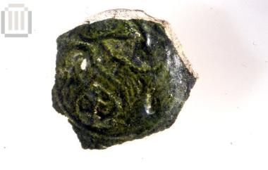 Θραύσμα εφυαλωμένου πινακίου  με παράσταση καθιστού ζώου